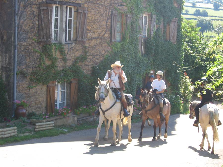Gite equestre cheval Paray-le-Monial en Saône-et-Loire Bourgogne du Sud photo 3